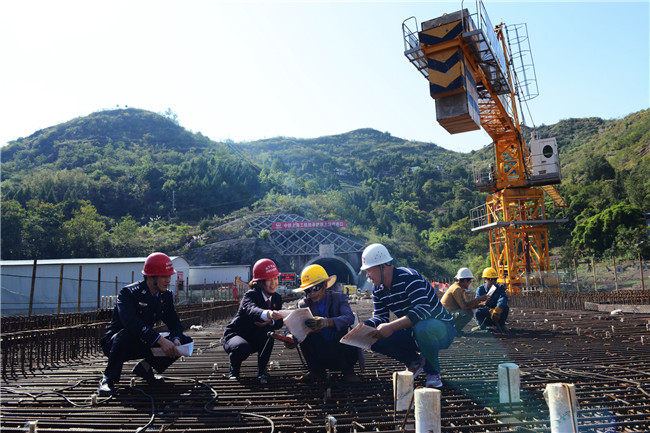 重庆云阳：向高铁工人宣传公益诉讼知识